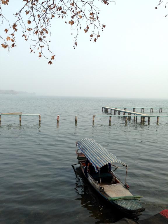 东湖·船+文院+冯晓玉.JPG 东湖·船+文院+冯晓玉.JPG