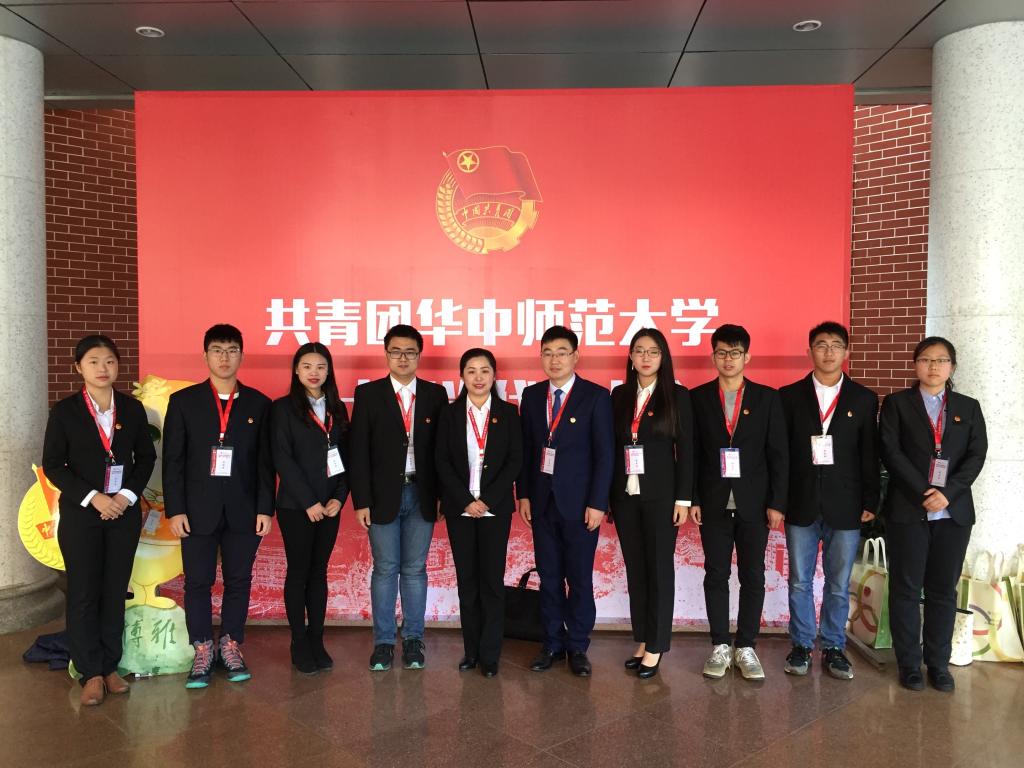 太阳集团5493con代表与校团委副书记麻旎合影 太阳集团5493con代表与校团委副书记麻旎合影