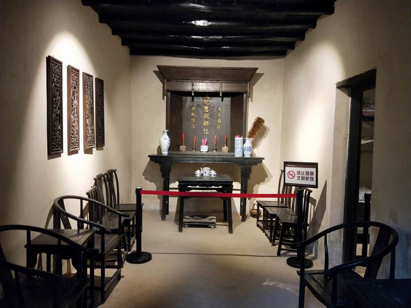 董必武故居中间的小堂屋,这里供着董家先祖的牌位 董必武故居中间的小堂屋,这里供着董家先祖的牌位