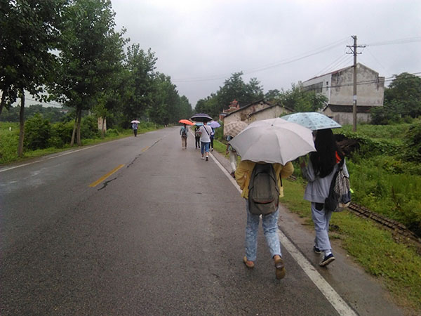 调研组组员们在雨中前行.jpg 调研组组员们在雨中前行.jpg
