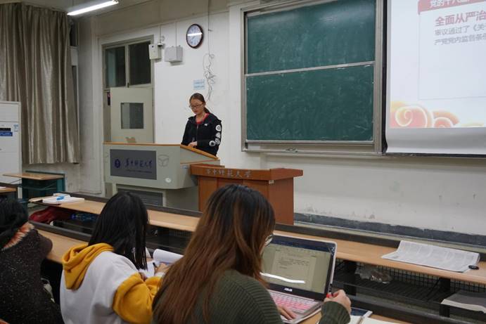 2015年级团总支书记李艺莹同学上台讲解