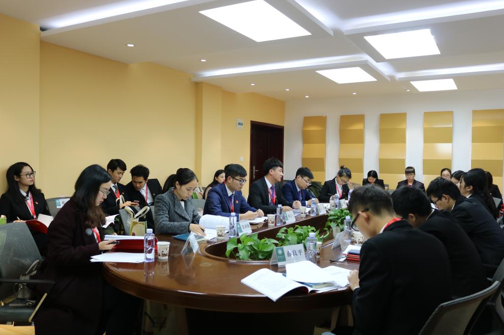 第七代表团分团学习讨论 第七代表团分团学习讨论