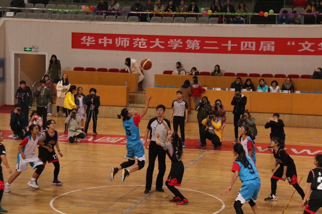 陆蔚敏抢得球权 陆蔚敏抢得球权