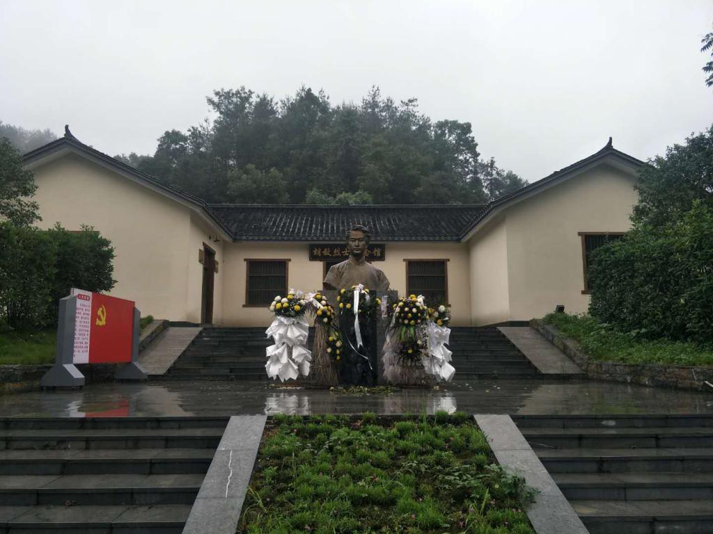 纪念馆前的胡敌铜像 纪念馆前的胡敌铜像