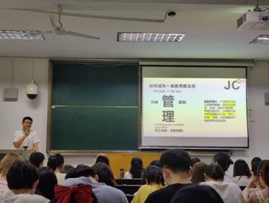 会议室里的人们描述已自动生成