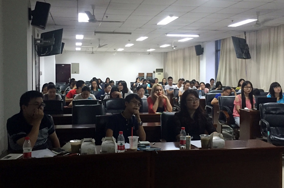 嘉宾及同学们认真聆听.jpg 嘉宾及同学们认真聆听.jpg
